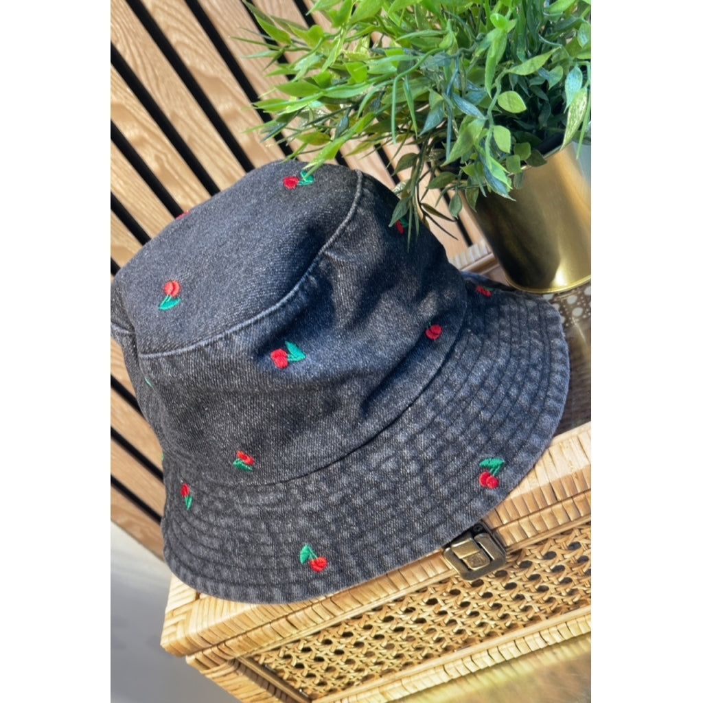 Endless Cherry Bøttehatter Sort Denim