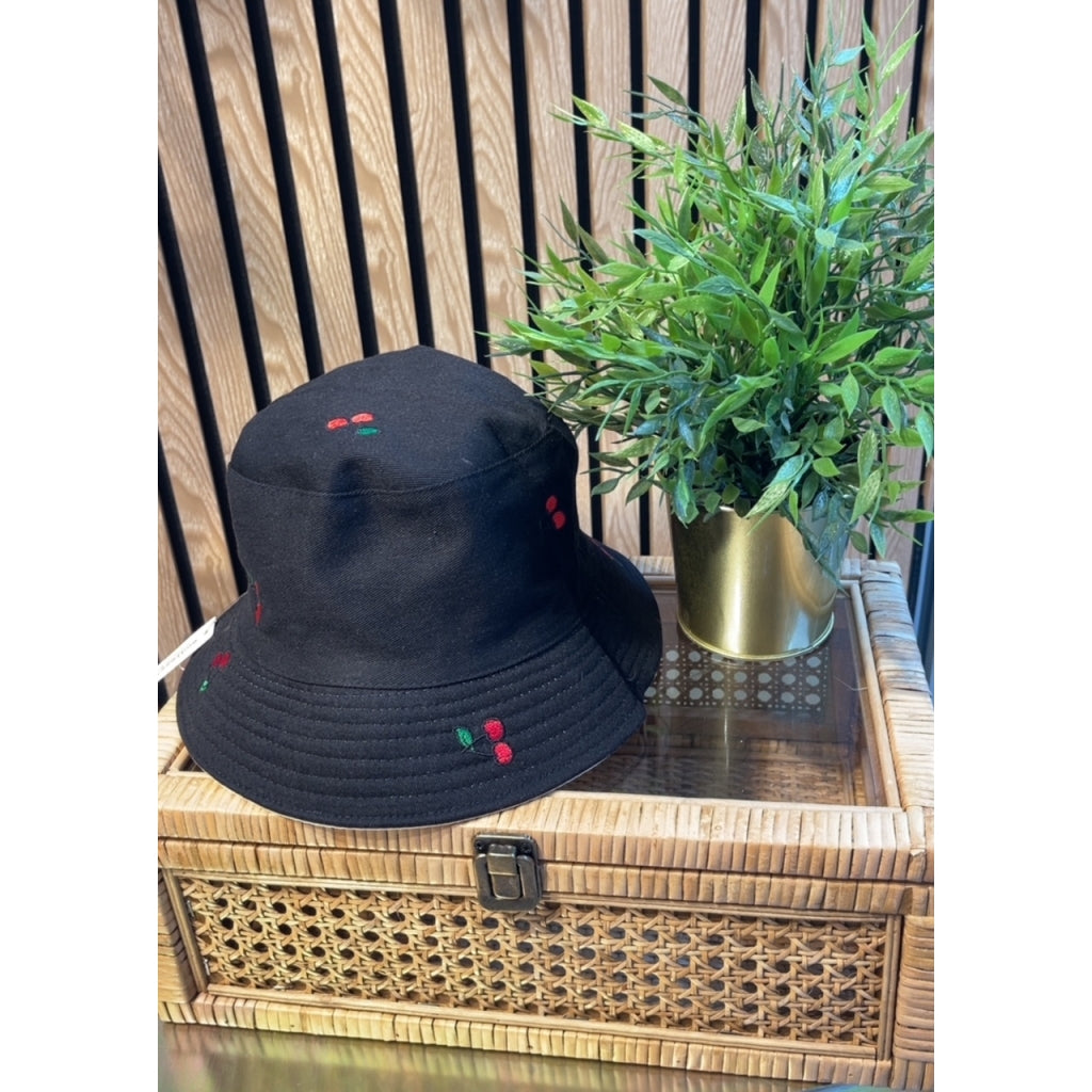Endless Cherry Bøttehatter Sort Offwhite